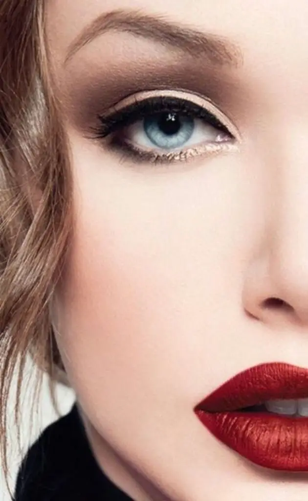 maquillaje con labios rojos smokey eyes
