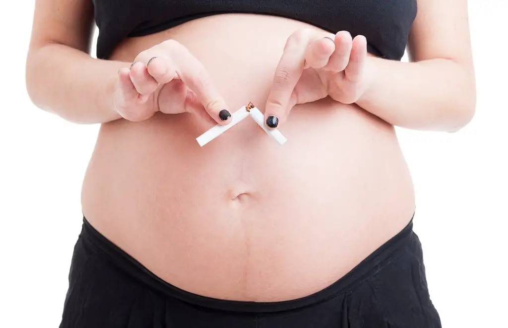 que no puede hacer una embarazada en los primeros meses fumar