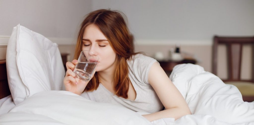 como quitar la resaca beber agua