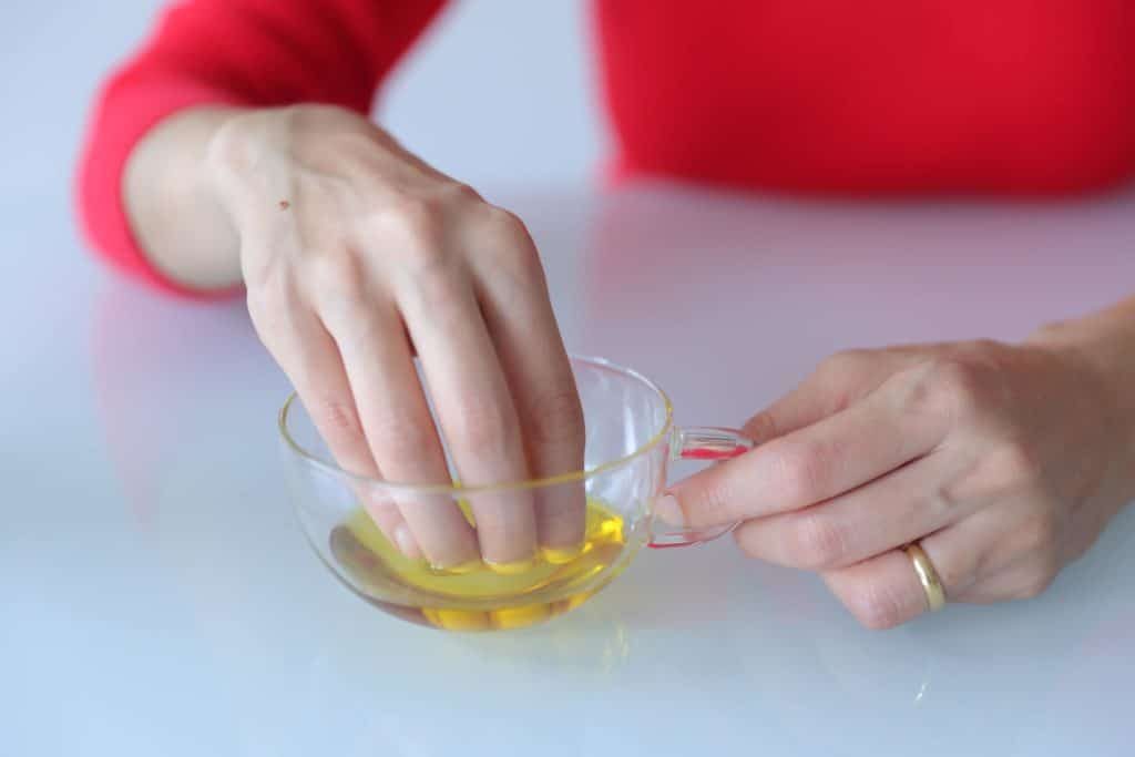 cómo quitar las unas postizas aceite de oliva