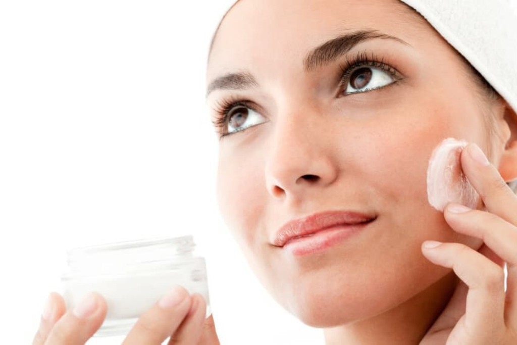 crema hidratante para piel grasa aplicar rostro