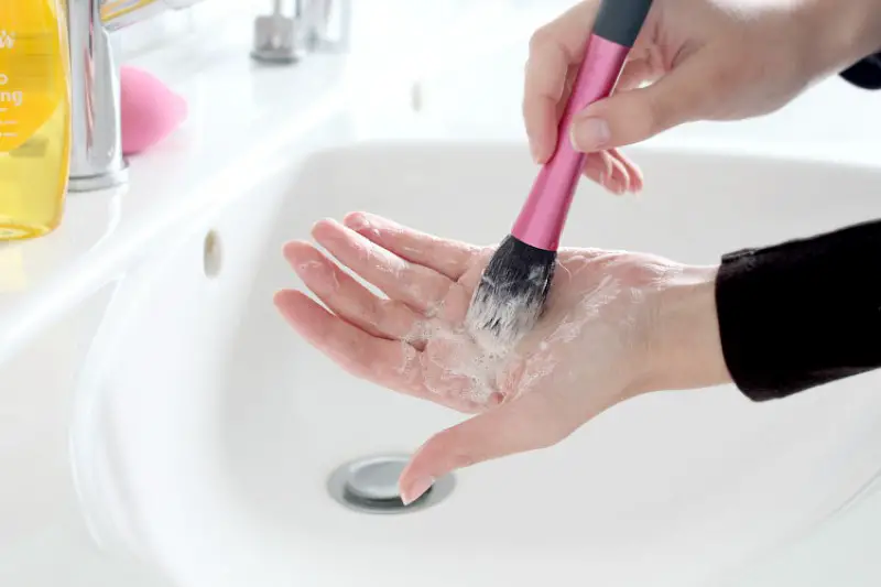 brochas maquillaje como lavar con agua
