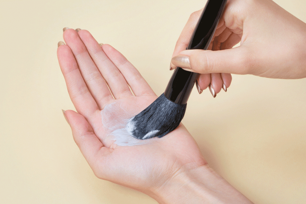brochas maquillaje lavar palma de la mano