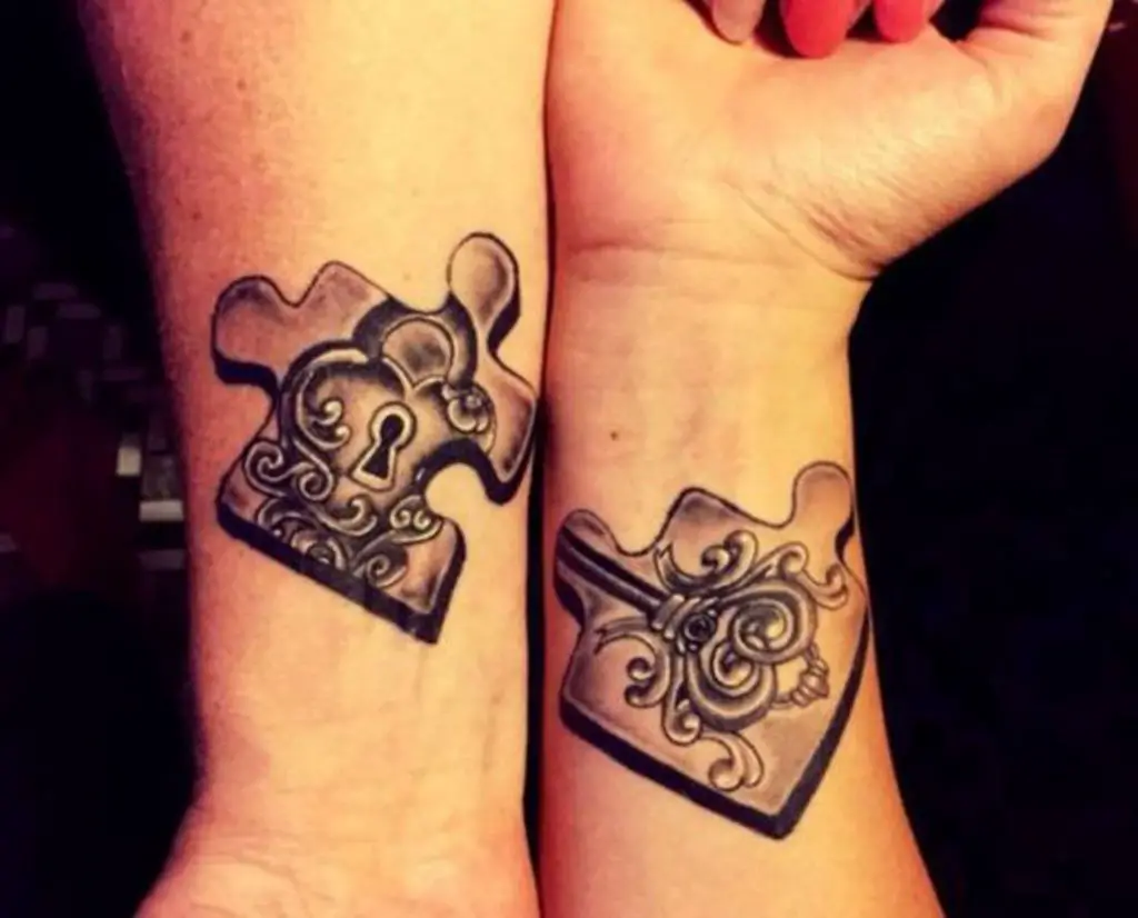 tatuaje para parejas piezas de puzzle
