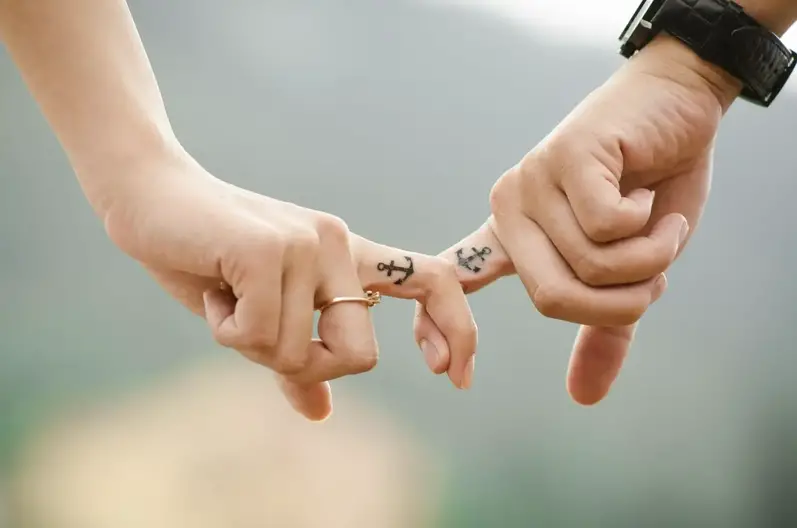 Tatuajes para Parejas: +60 Tattoos más románticos (con significado) Tatuajes para Parejas: +60 Tattoos más románticos (con significado)