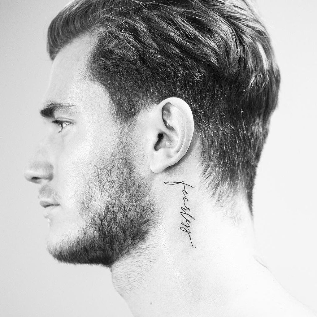 Tatuaje en el cuello 