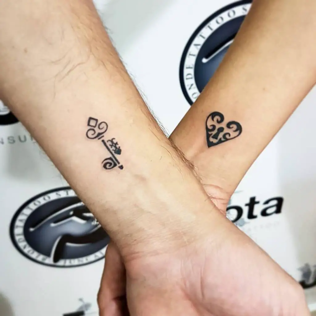 tatuaje para parejas corazon y llave
