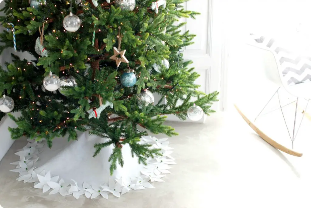 como decorar un árbol de navidad pie de árbol blanco