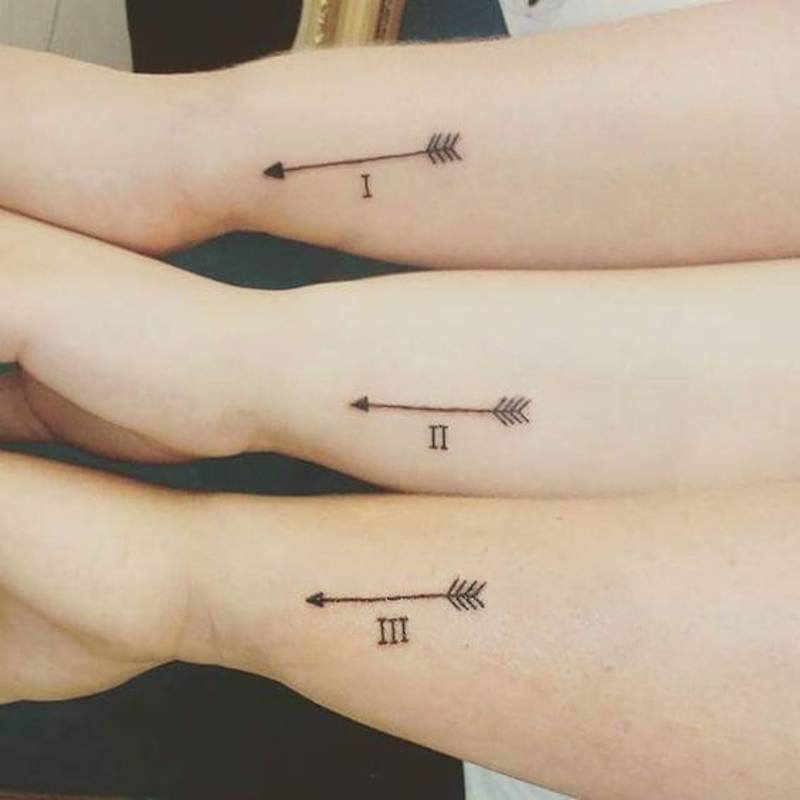 tatuajes pequeños para hermanas flechas