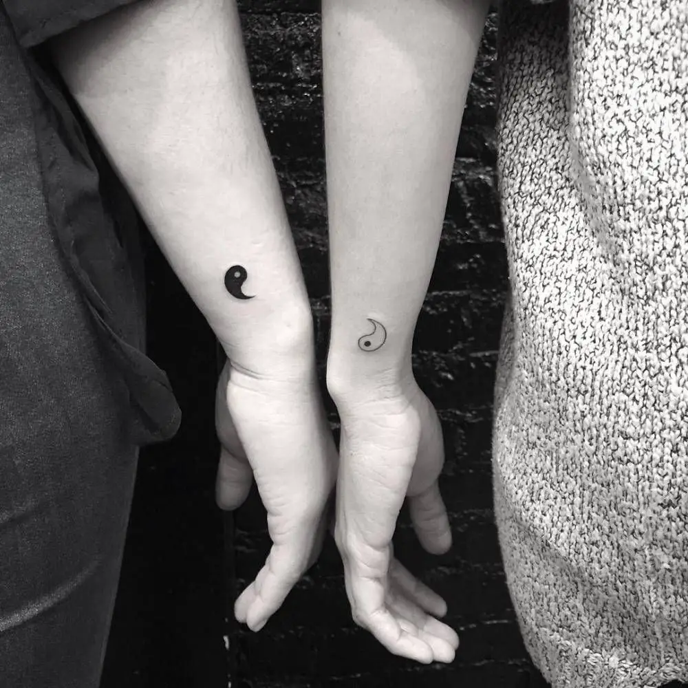 tatuajes pequeños para hermanas yin yang