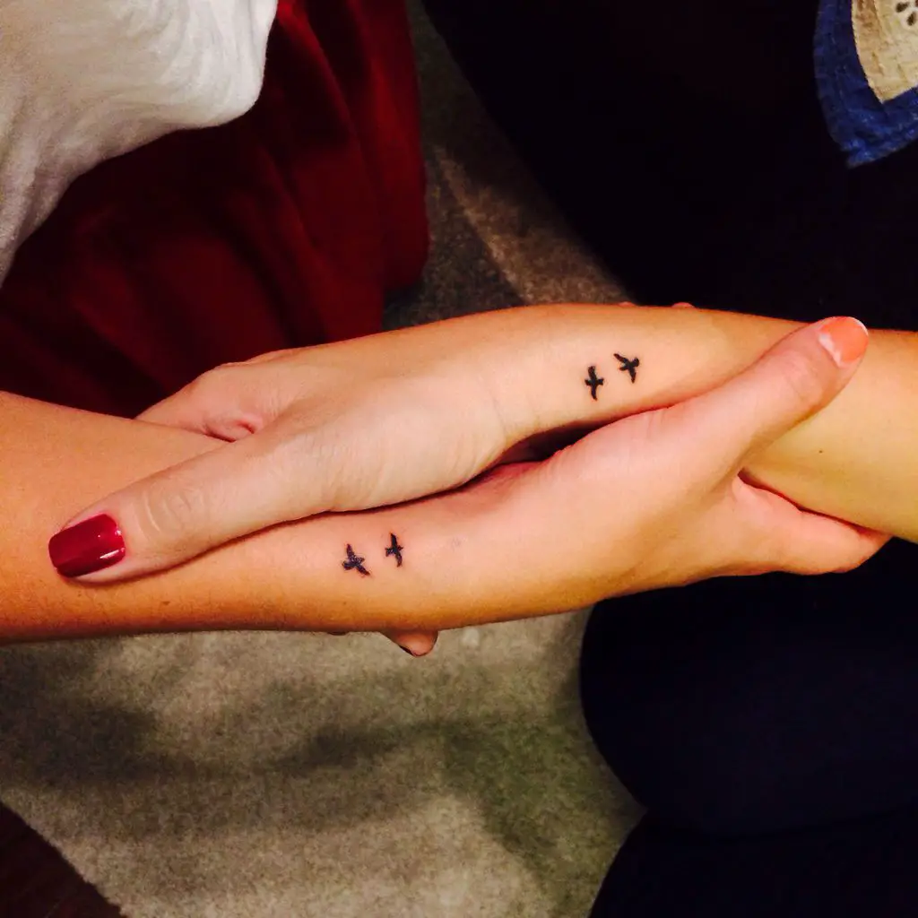 tatuajes pequeños para hermanas aves