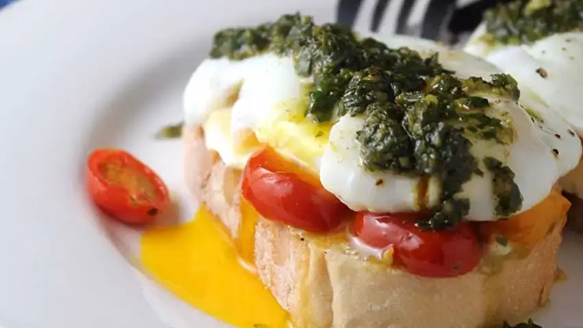 cenas ricas y faciles caprese de huevo sobre pan