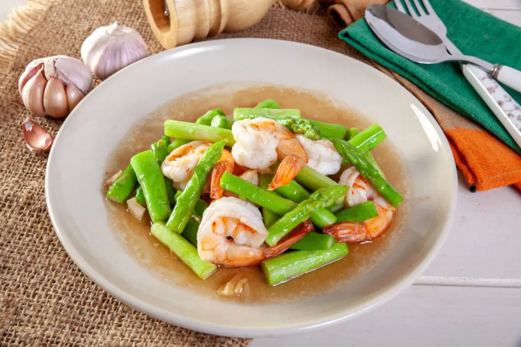 cenas saludables salteado de gambas y espárragos