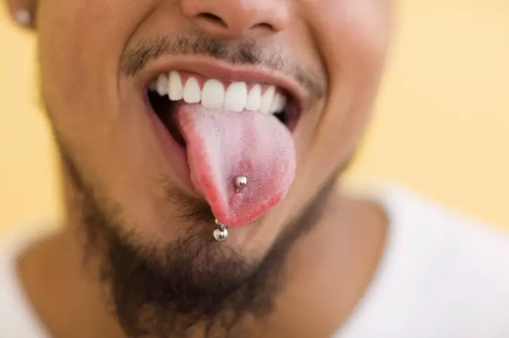 El piercing de lengua tradicional para hombres 