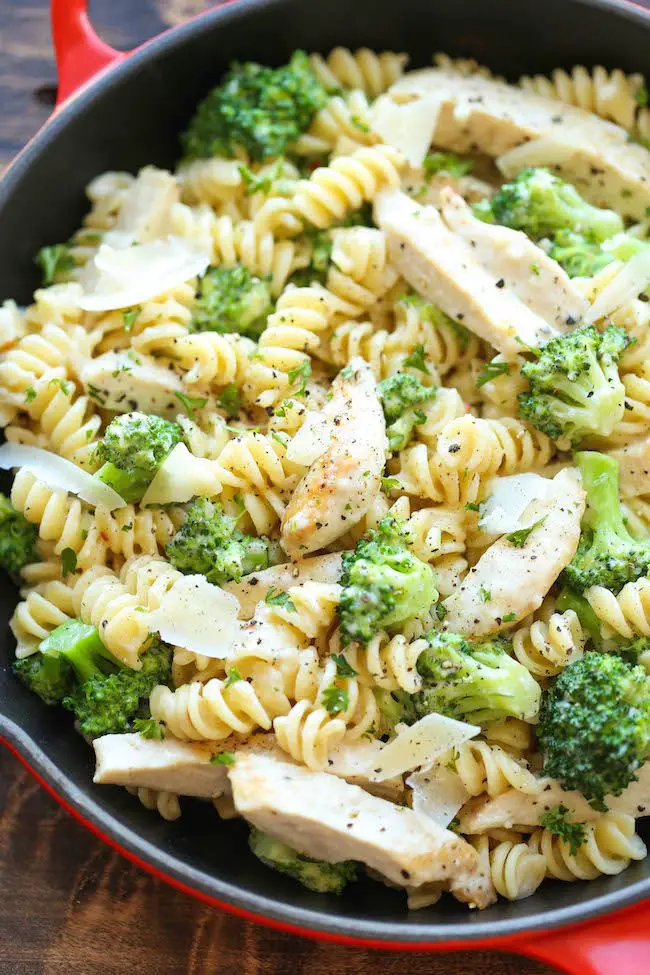 recetas fáciles para cenar pasta con pollo y brocolis