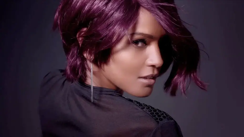 color de cabello para morenas violeta