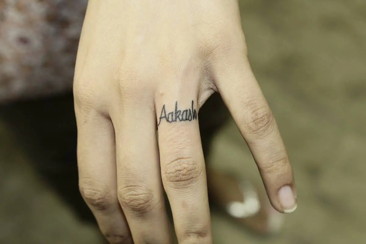 Tatuajes en los dedos para mujer