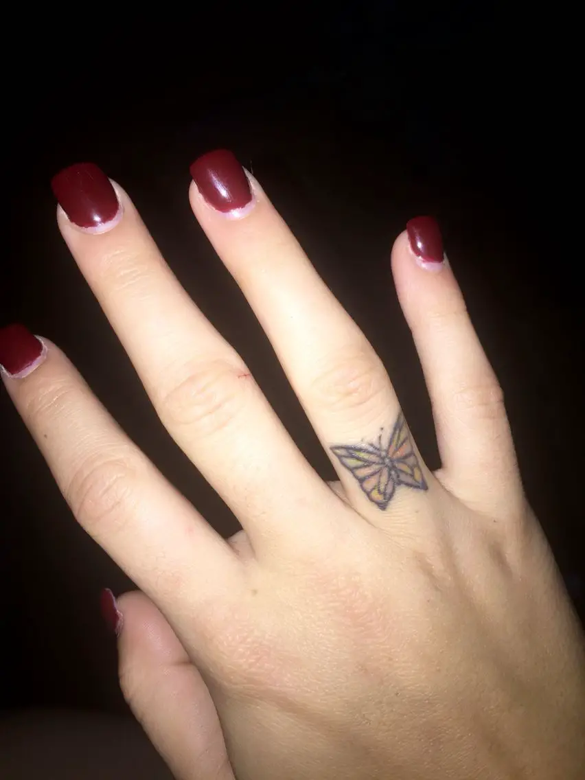 Tatuajes en los dedos para mujer