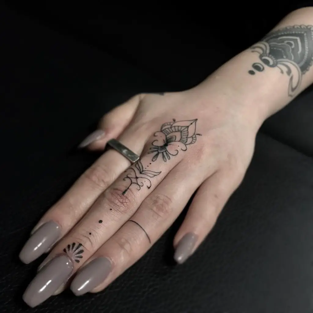 Tatuajes en los dedos para mujer ¡Diseños discretos y femeninos!
