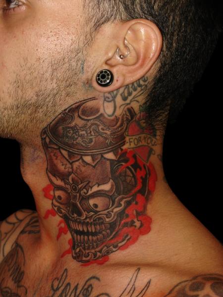 tatuaje en el cuello para hombres 