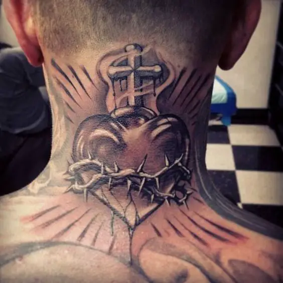 tatuaje en el cuello para hombres 