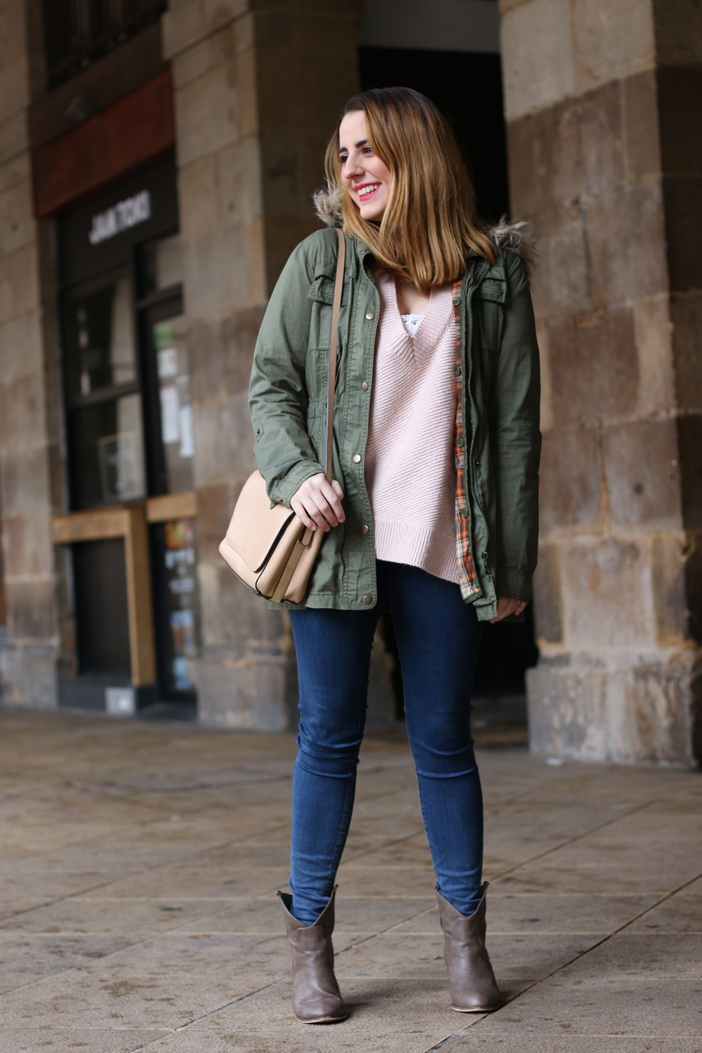 37 Outfits de invierno bonitos (con sweaters y bufandas) para inspirarte