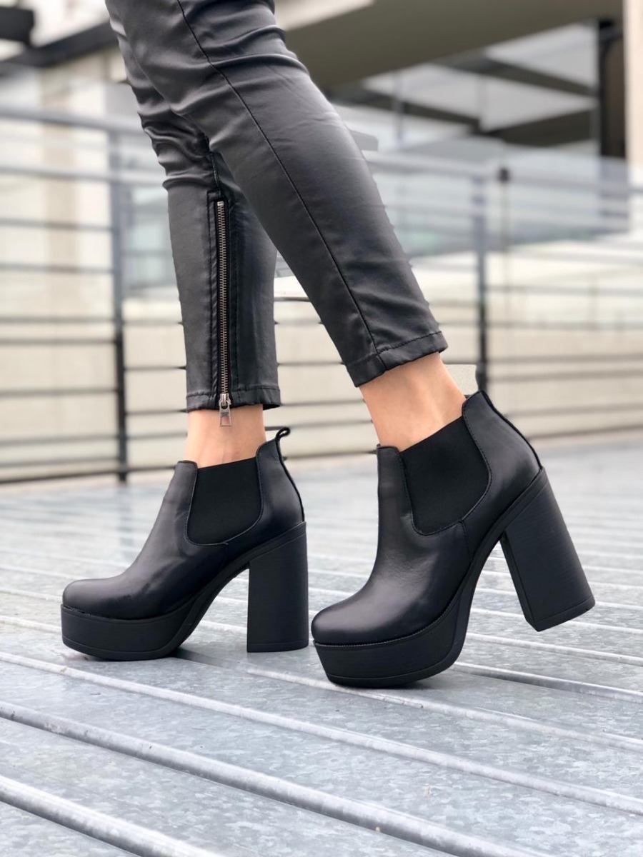 Botas de cuero: Propuestas de outfits para un look ¡Más que sexy!