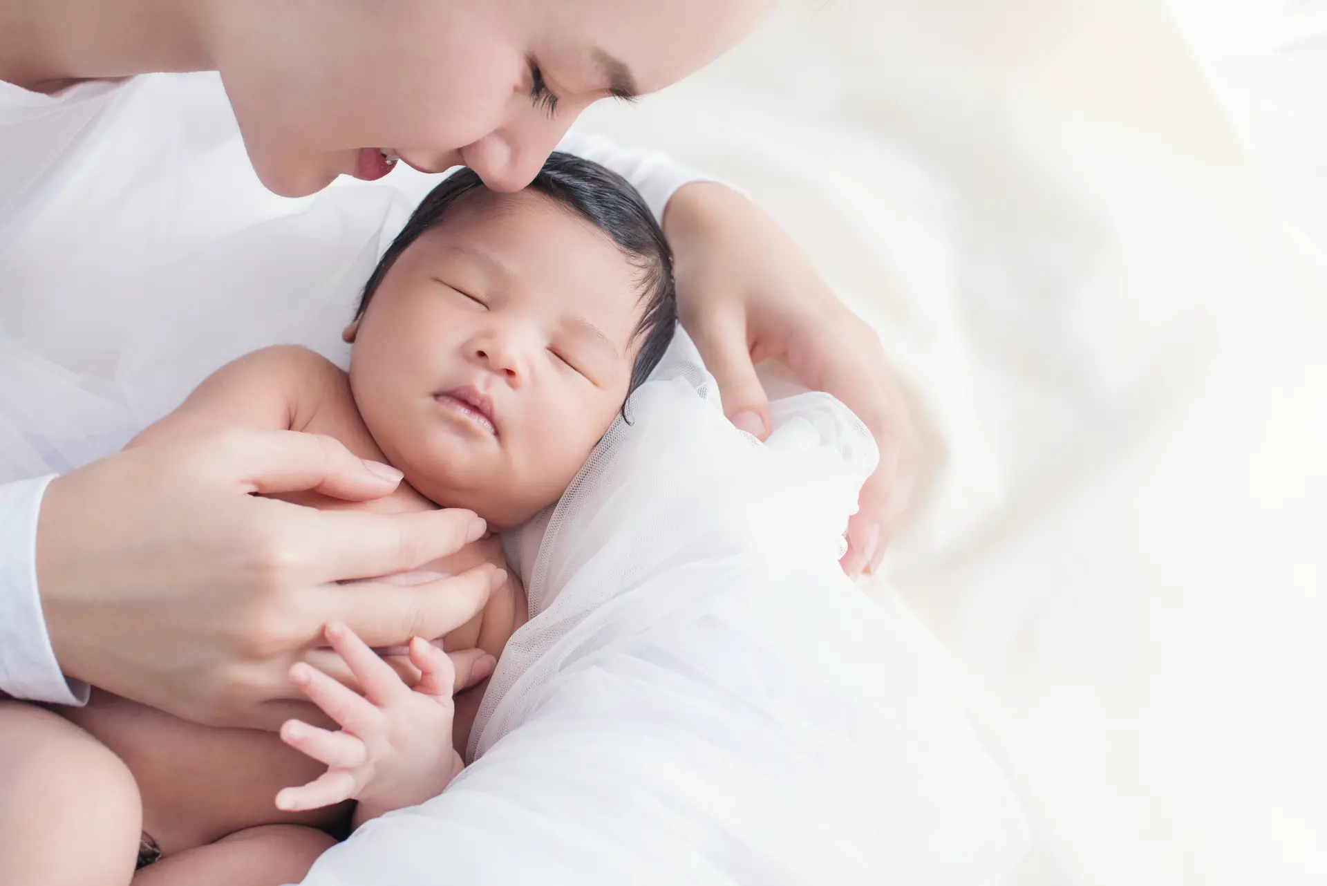 Como despertar a un bebe recien nacido para que coma o amamantar