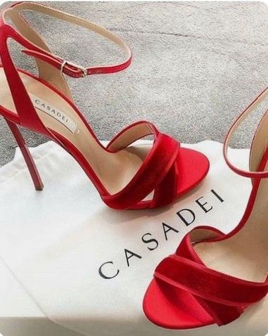 Zapatos rojos con vestido negro ¡Outfits y estilos para mujeres con mucha  personalidad!