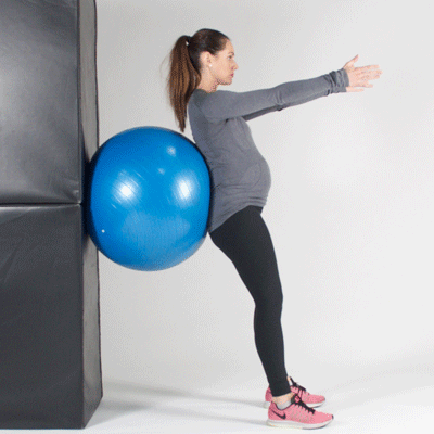 ejercicios con pelota para embarazadas sentadillas