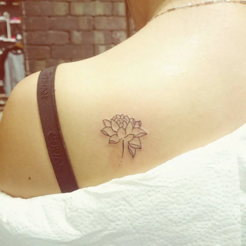tatuajes para mujeres flor espalda