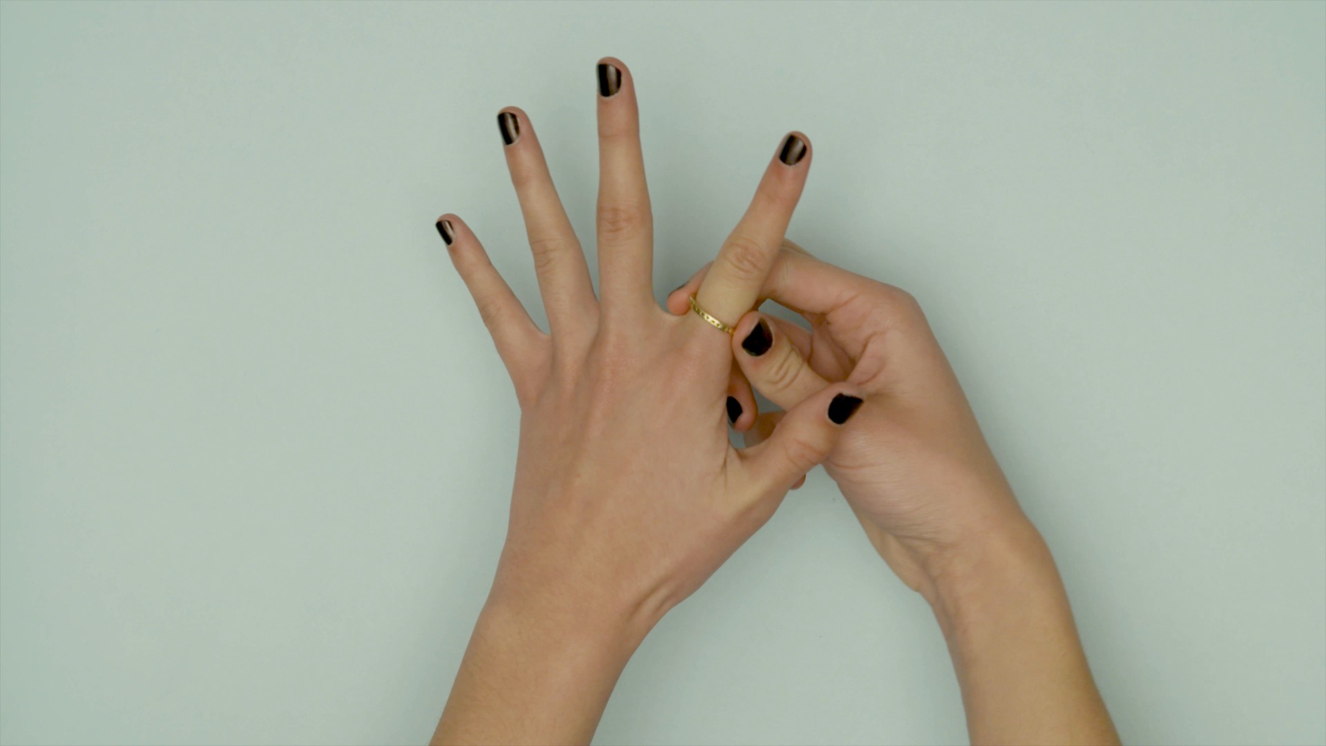 ¿Cómo sacar un anillo del dedo? Trucos y métodos 100% efectivos