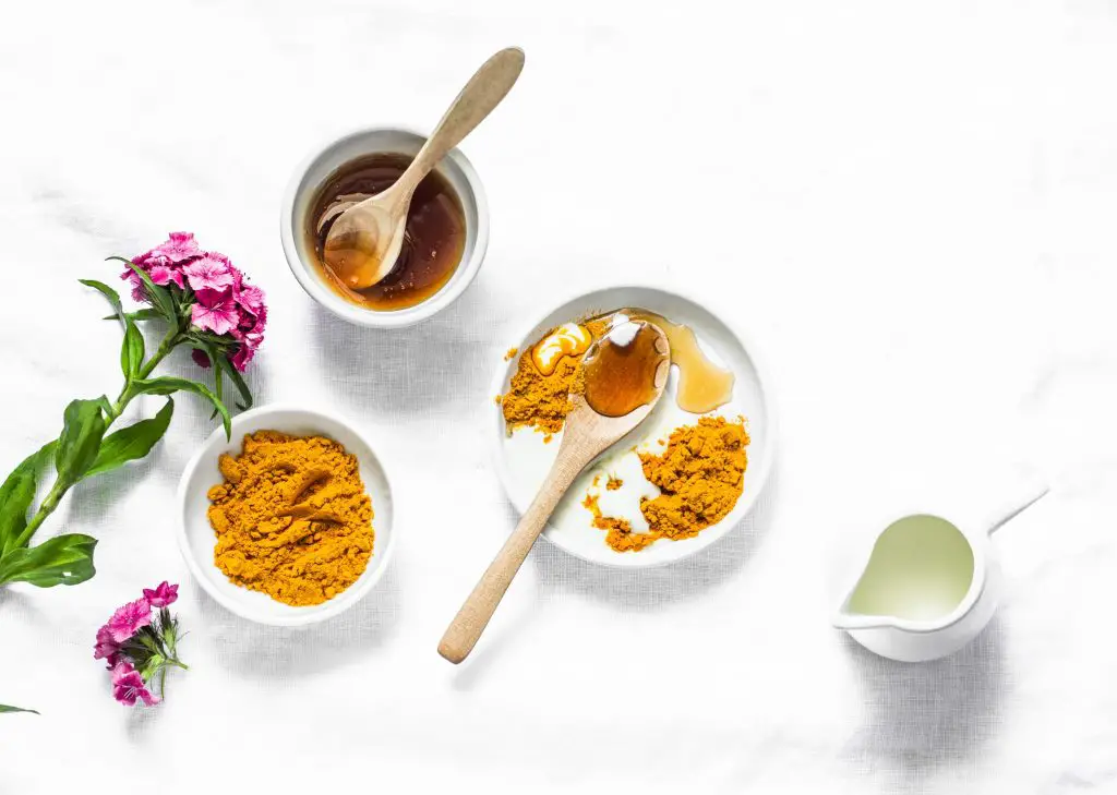 como hacer mascarillas caseras de curcuma y miel