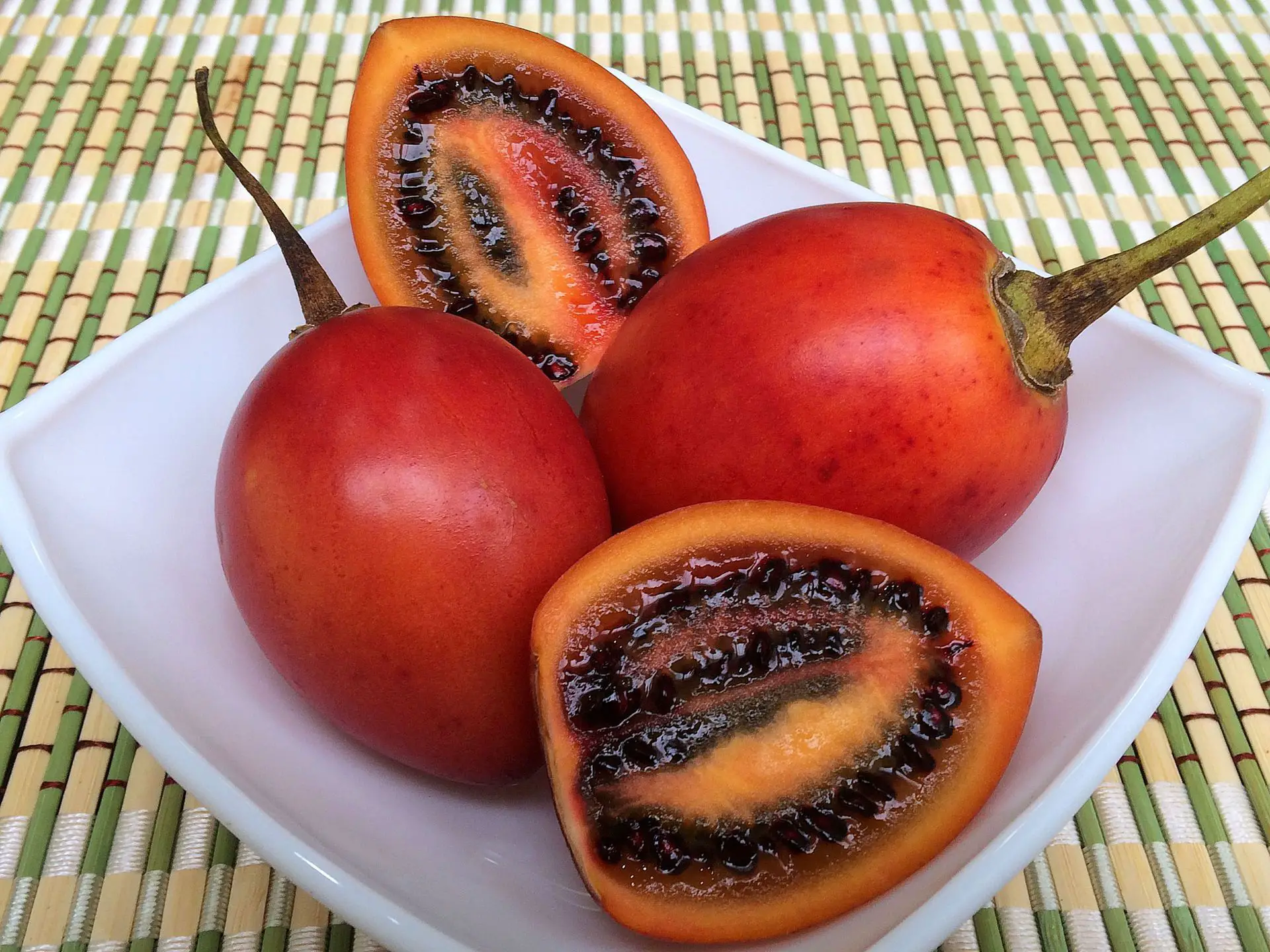 frutas raras tomate de árbol o tamarillo