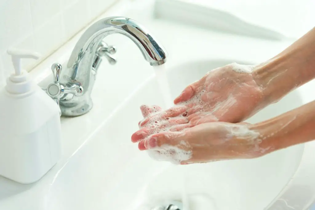 como prevenir el coronavirus lavarse las manos frecuente