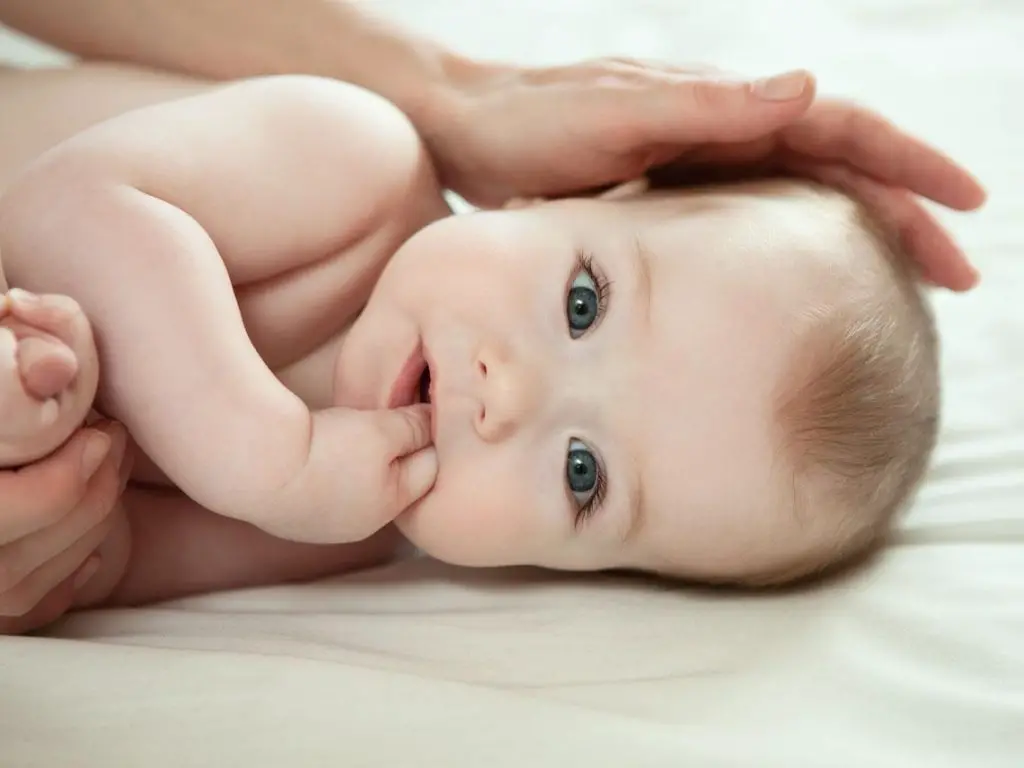 gel desifectante de manos en bebes pequenos