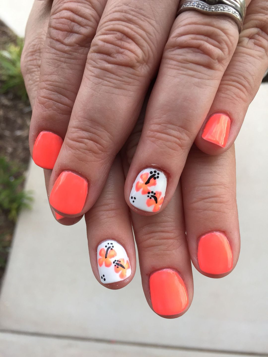 Uñas color coral con diseños bonitos y fáciles llenos de color