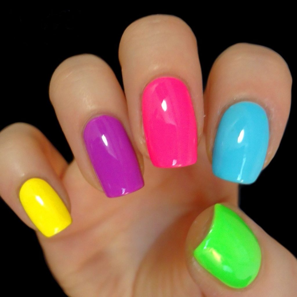 Uñas color neón ¡La tendencia en manicura que causa furor!
