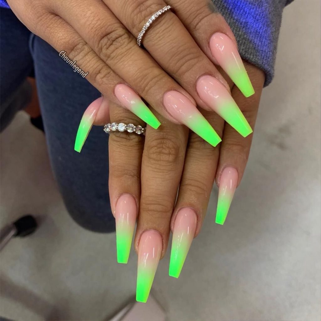 Uñas color neón ¡La tendencia en manicura que causa furor!