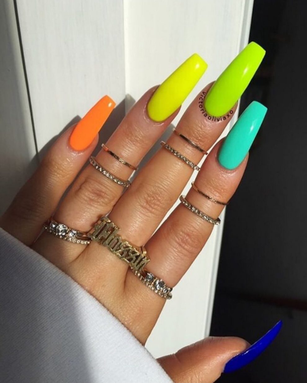 Uñas color neón ¡La tendencia en manicura que causa furor!