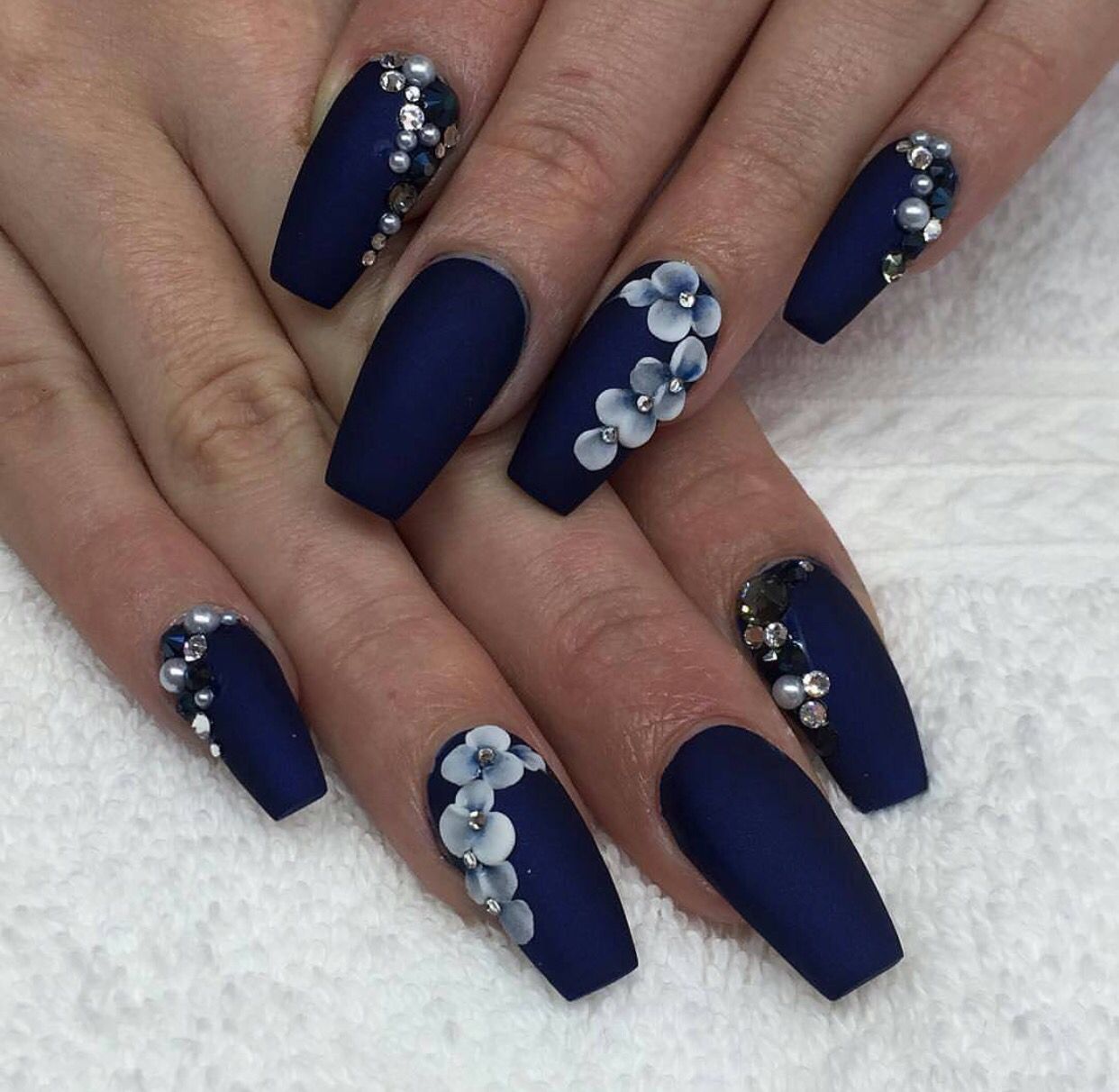 14 Diseños de uñas azul marino que no te harán lucir aburrida