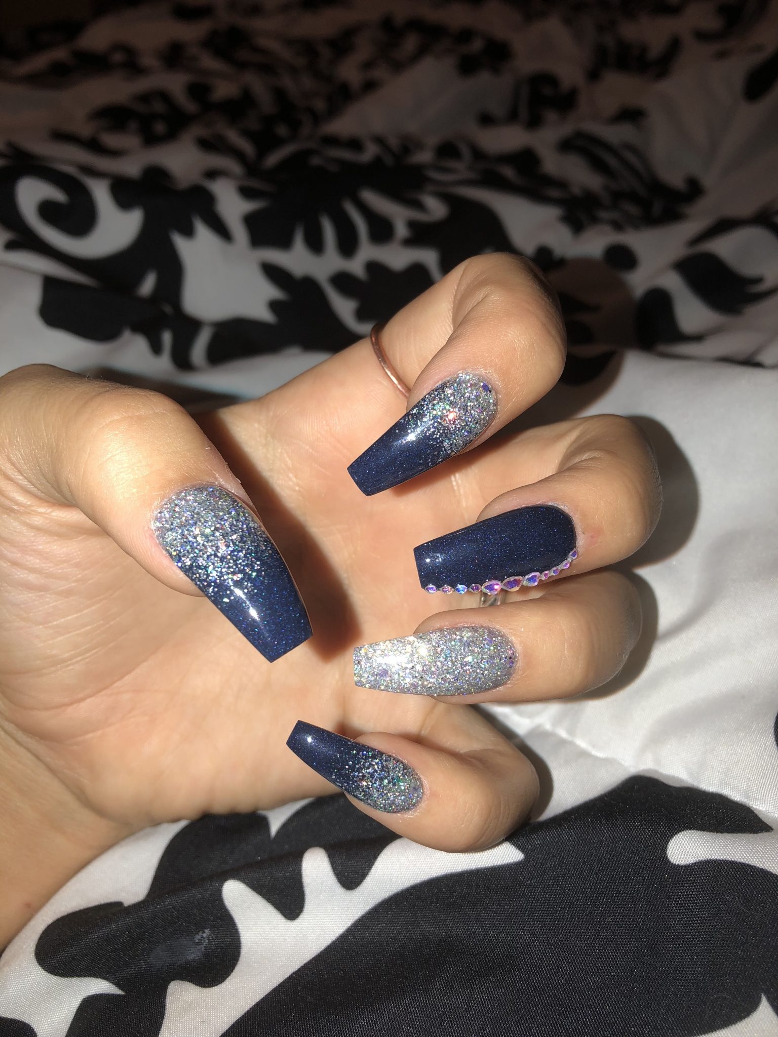 +14 Diseños de uñas azul marino que no te harán lucir aburrida