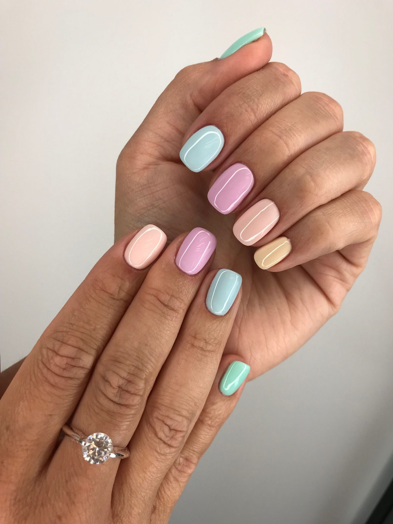 Uñas pastel: Estilos modernos para una manicura elegante