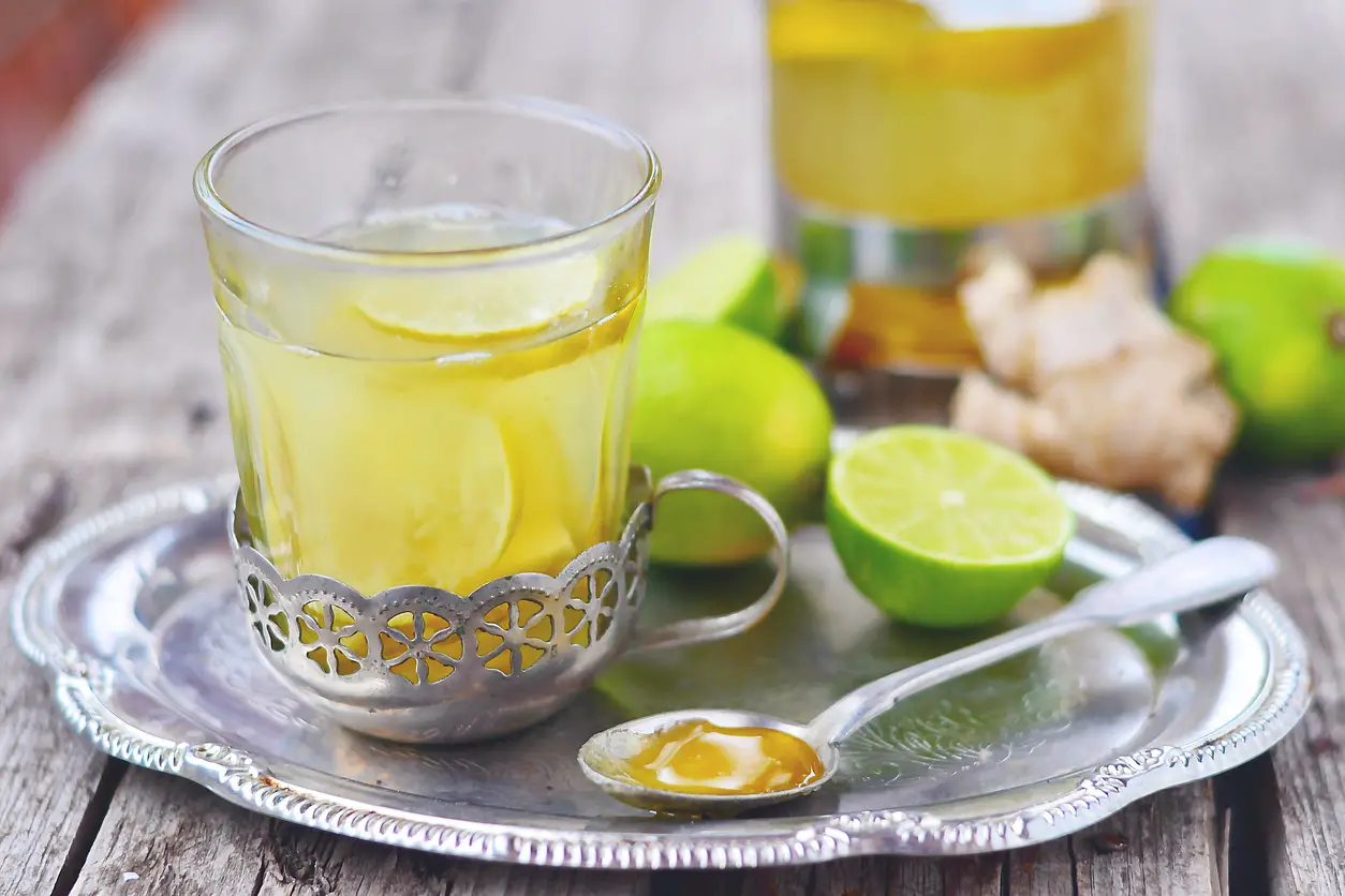 Remedios-caseros-para-la-gripe-durante-el-embarazo-te-de-miel-con-limon