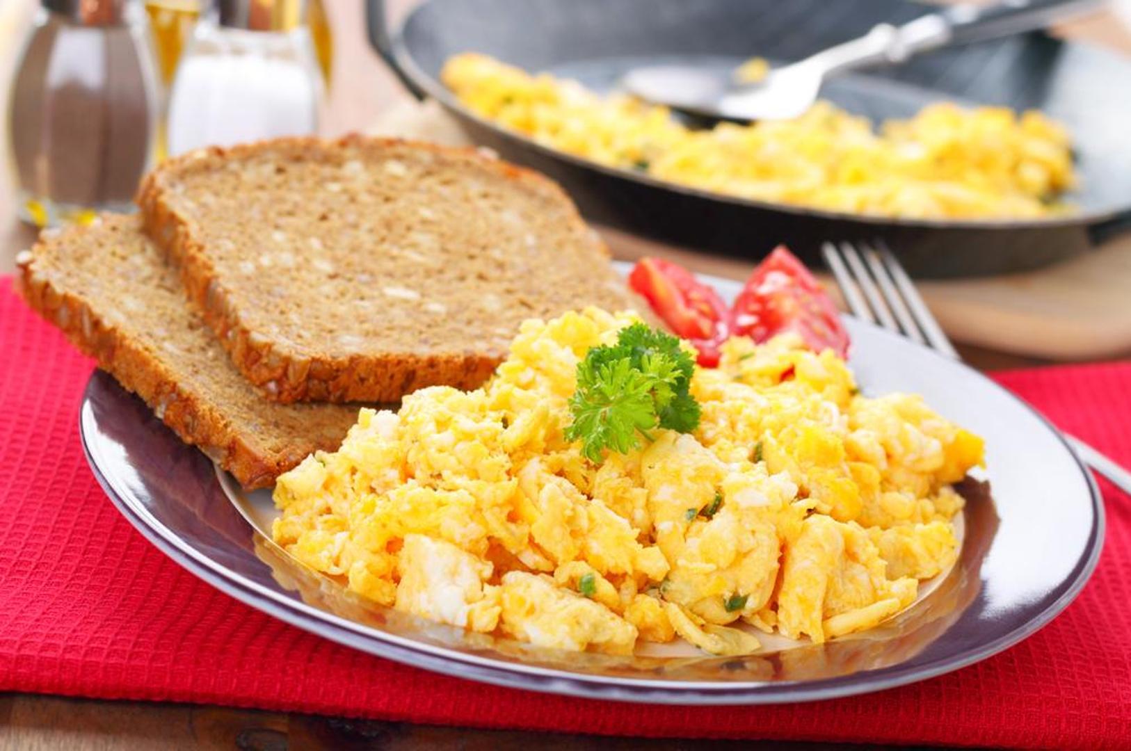 desayunos rápidos huevos revueltos con tostadas