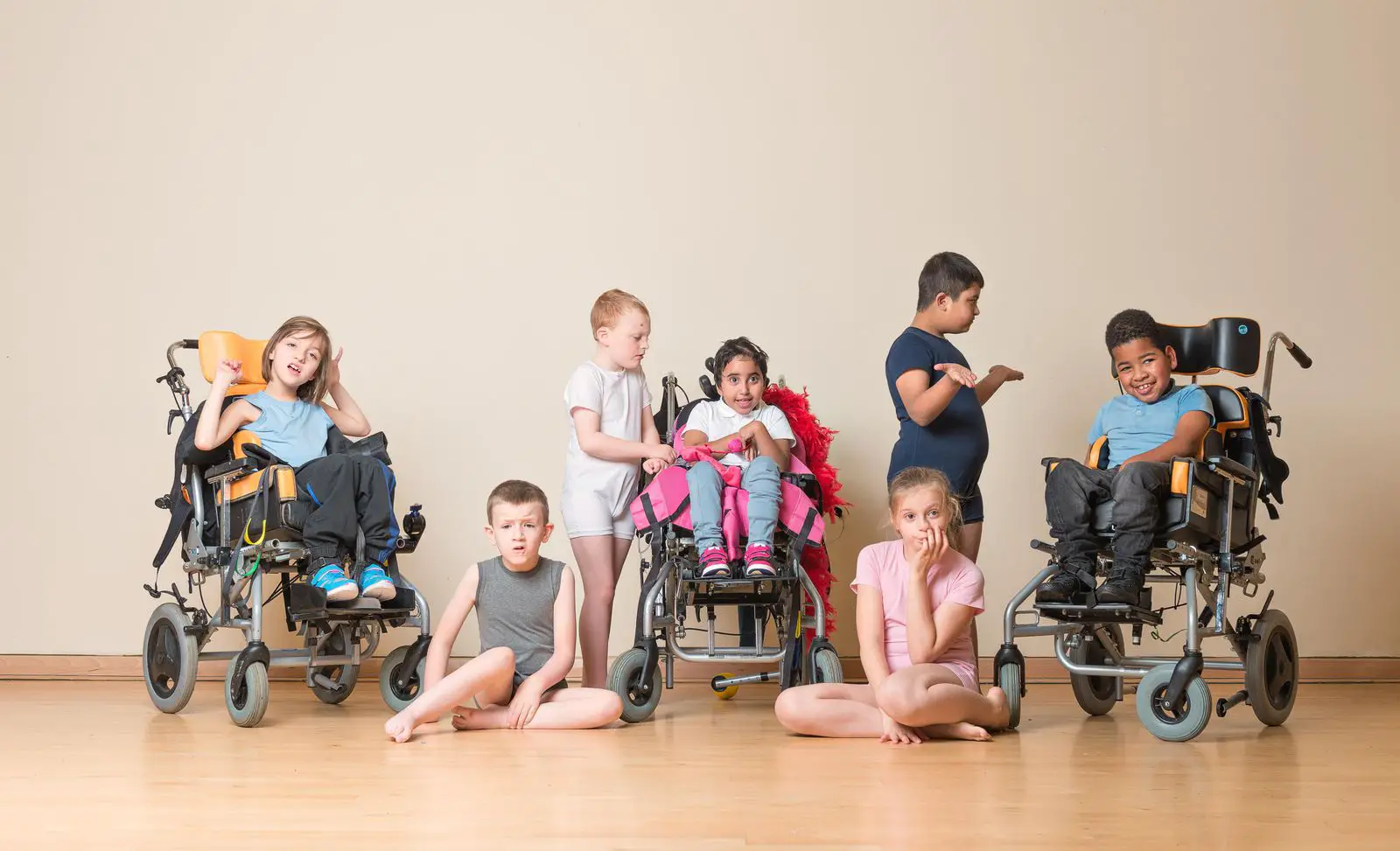 Люди с ограниченными возможностями примеры. Дети инвалиды. Адаптивная одежда для детей инвалидов. Дети с особыми потребностями. Особенные дети.