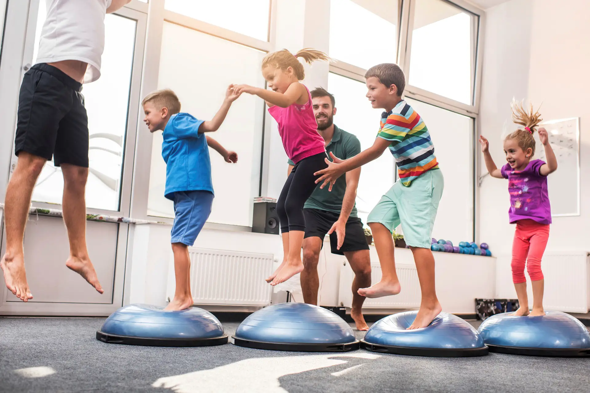 Actividades físicas para niños circuito en casa 