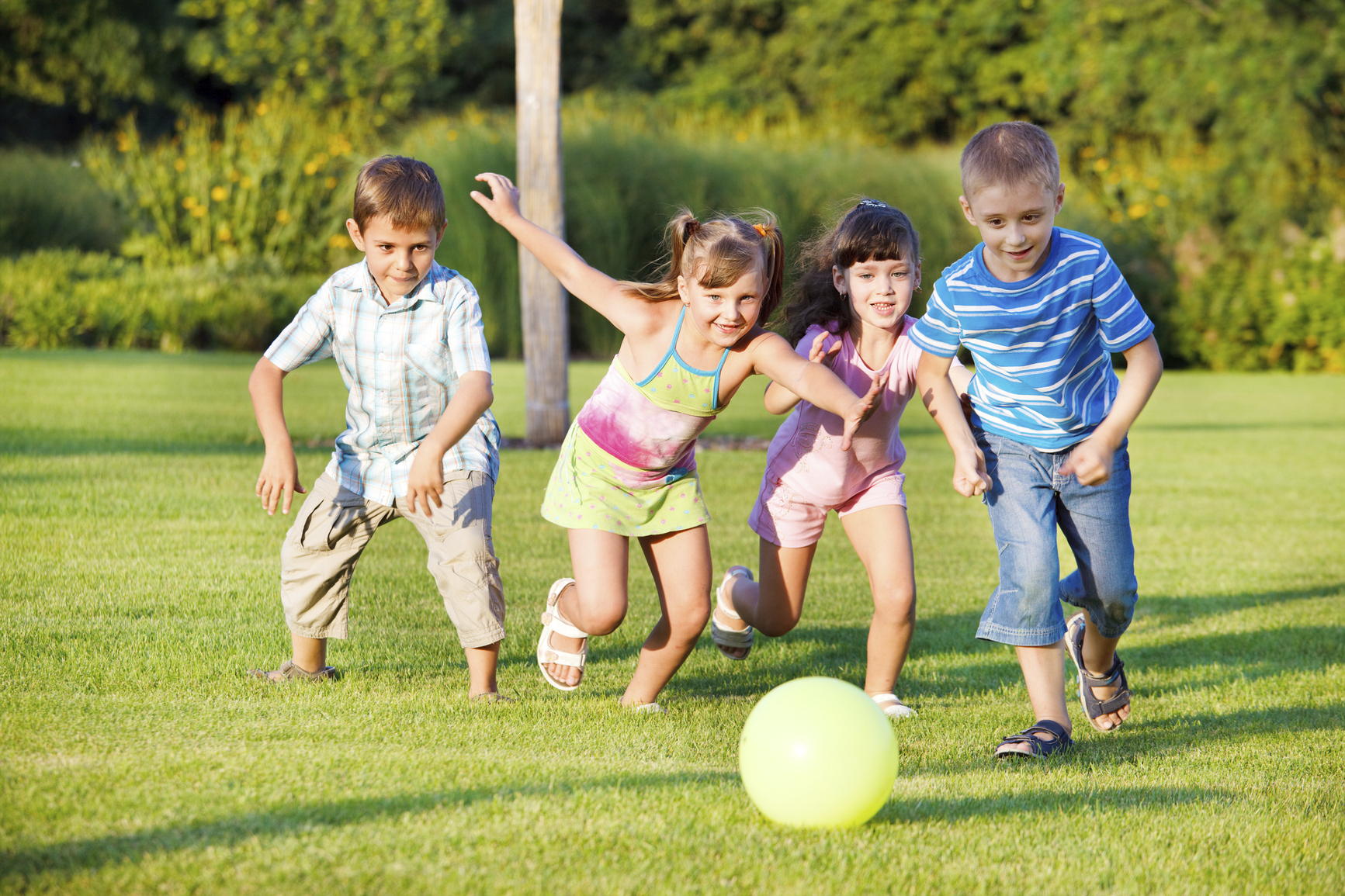 actividades físicas para niños patear las pelotas