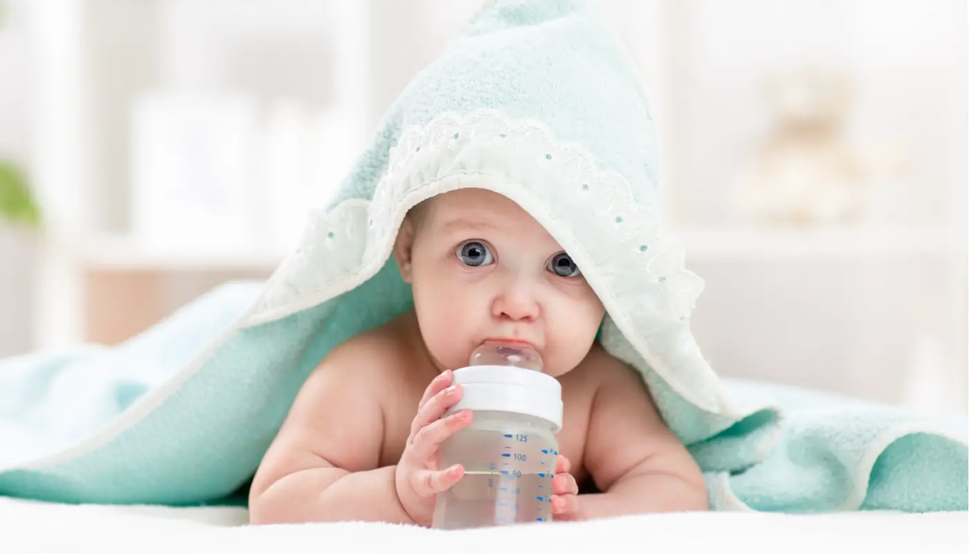 agua y leche materna para bebes de seis meses