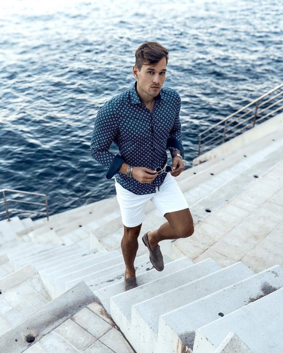 outfit bermuda y camisa